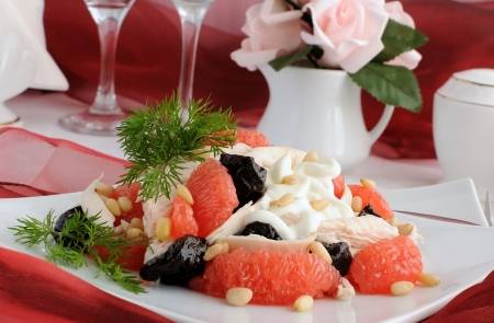13928303-salat-von-grapefruit-und-pflaumen-mit-huhn-mit-pinienkernen-joghurt-abgedeckt